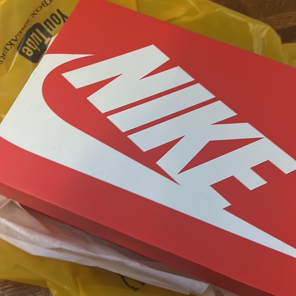 Nike panda dunks size 4y men’s equivalent to 5 women’s - Picture 2 of 3